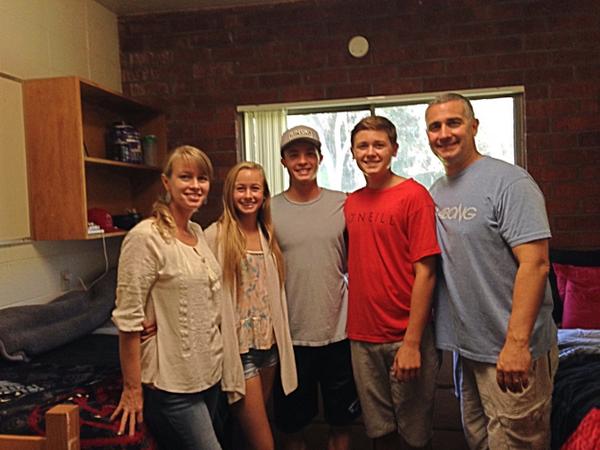 KyleS_Saenz's tweet photo. Move in day 😁 http://t.co/FQE7wxuPo4