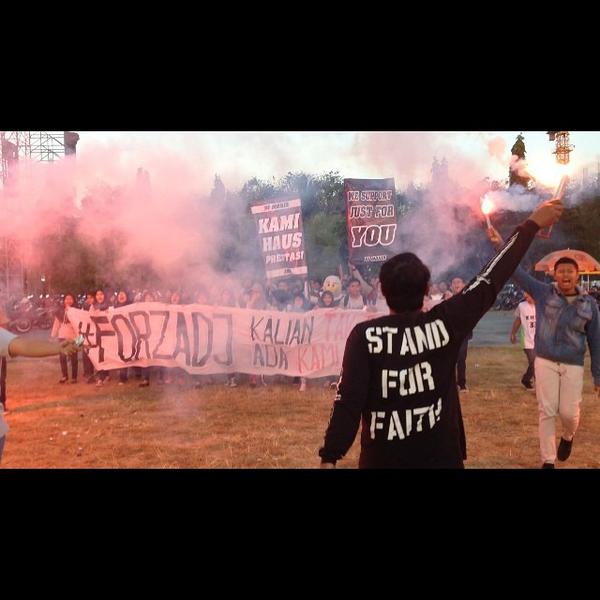 Kuswardaya's tweet photo. SMA khadijah surabaya corteo and pyro 13/09 @UltraManiatics http://t.co/Qx84FlKm7q