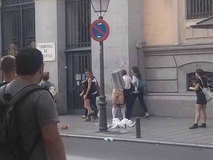 Oscar the grouch #publicdisgrace #princessdonna #madrid http://t.co/j5wTUVUxZ3<a href="/tag/publicdisgrace"class="tags">#publicdisgrace</a><a href="/tag/princessdonna"class="tags">#princessdonna</a><a href="/tag/madrid"class="tags"><span>#madrid</span></a>