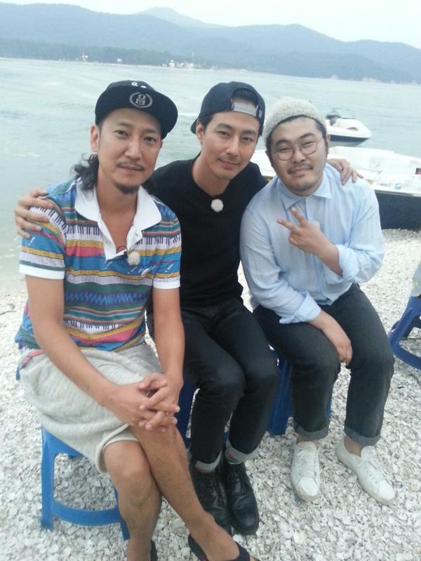 Quanninomarley's tweet photo. 흥!!
“@mino_freestyle: 살면서 처음으로 사진찍자고 부탁해본 연예인 ..조인성이 내어깨를 감싸줬다...감싸줬어... 감싸안아줬어. 아...  내동생 인성이라 부르고 싶다. 1박 2일 감사합니다. http://t.co/Z1GHaG5FVj”