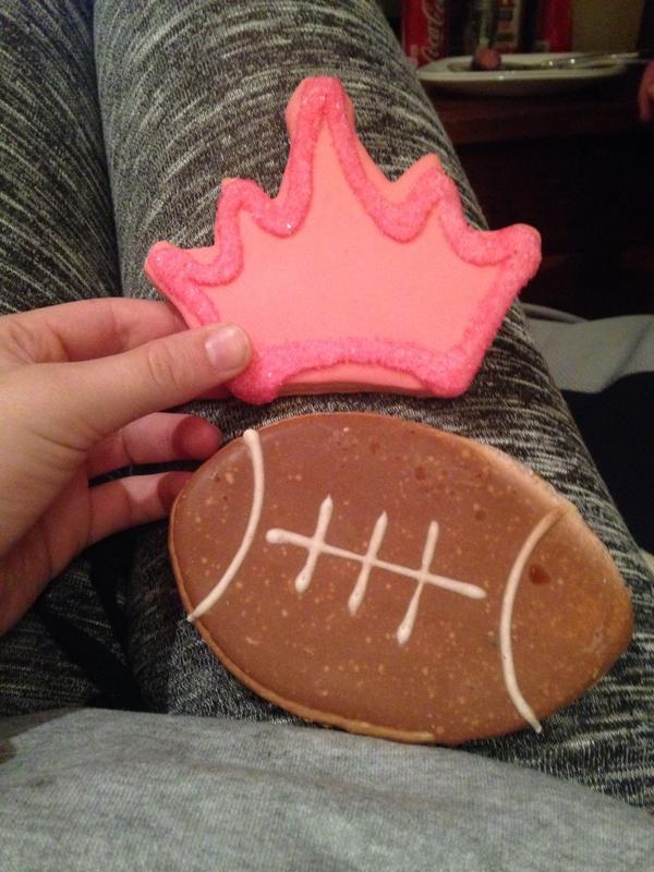 Liv_LEAPS's tweet photo. My mom made Jordan and I anniversary cookies...#WhoseIsWhose? http://t.co/OejiYaMV5d