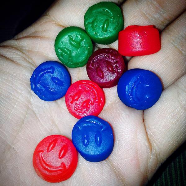 thelifeofup's tweet photo. I Have A Hand Filled with happiness 😁😁😁😁😁 #thelifeofup #livelovelife #BeHappy http://t.co/6337rlevsn