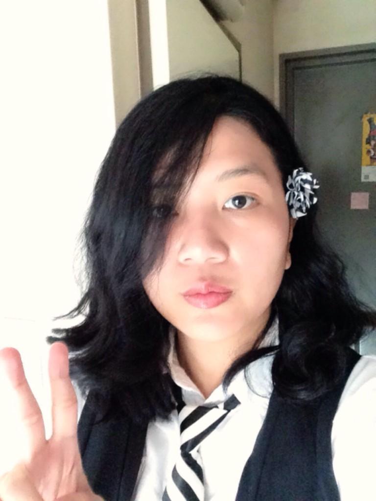 But I did dress up in black and white yesterday hahahah. Happy black birthday, Faris Badwan! 