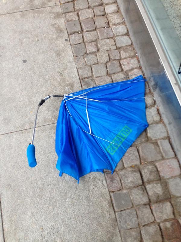 Tobbekling's tweet photo. dagens paraplyer håller inte för lite blåst http://t.co/e6UwouRyf8