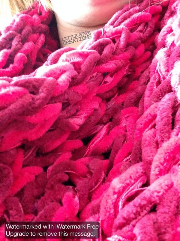 creations_star's tweet photo. Yay it's cold out 😊❄️Wrap up with our fab new hand knitted tube scarf, grab it while u can €10 #LimitedEdition 🌟 http://t.co/TgBid4C9uA