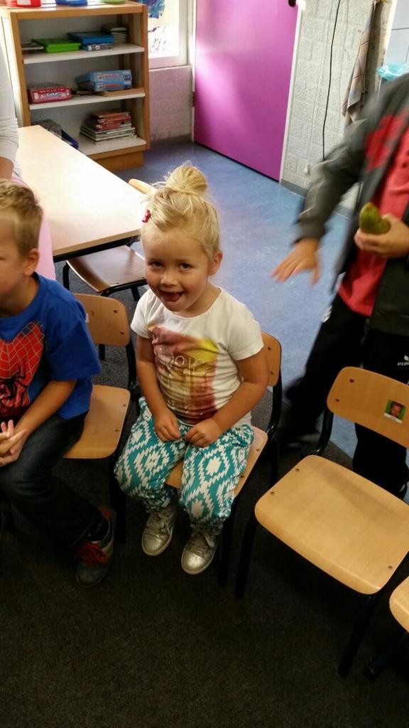 TimNelemans's tweet photo. "@Michabombeeck: Mn kleine meid voor de eerste dag naar school!! " nou ben ik een grote meid hé pap" #trotsepapa http://t.co/Dx0aAPkWXb"