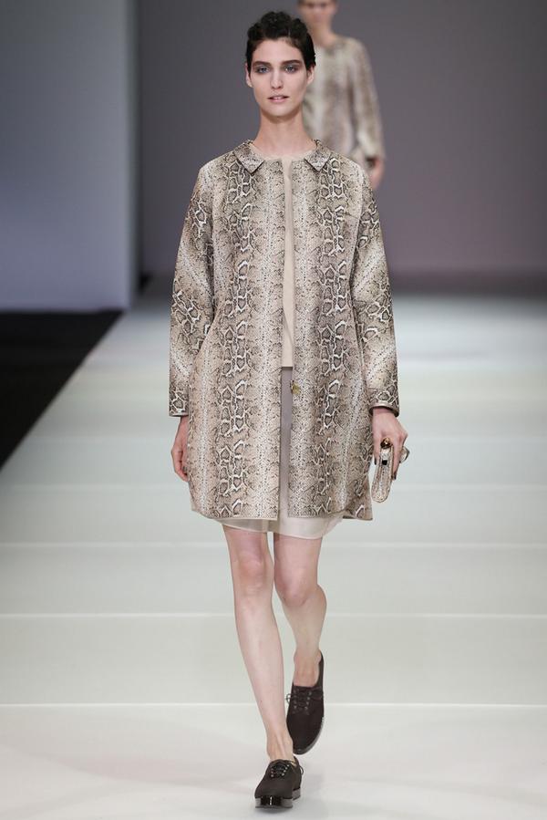 Vogue Japan On Twitter 2015年春夏ミラノコレクション ジョルジオ アルマーニ は モノクロームのパイソンプリント 透け感のあるジョーゼットのレイヤードなどで風に揺れる砂丘を壮大な美しさで表現した Http T Co 7afvawsxsf Http T Co 86bsklgzny