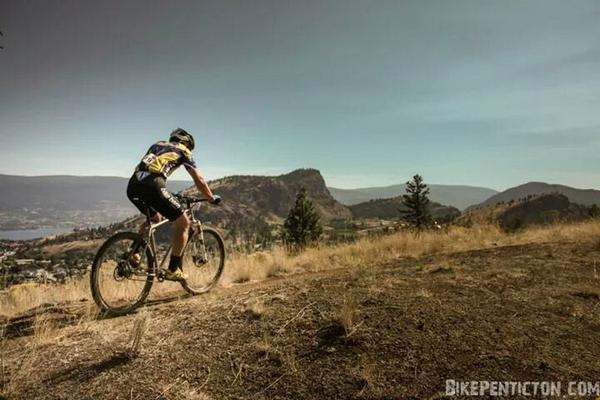 pentictoner_oz's tweet image. The @thebikebarn was absolutely flying and well supported. Lots of jerseys flying around. #testofhumanity