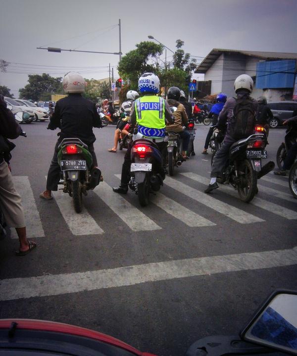infobdg's tweet photo. #suaraBDG via @bahasa_irfan: Mungkin pelanggaran berjamaah itu ganjarannya 27X at By pass Moch Toha http://t.co/DDZzP9RwfH