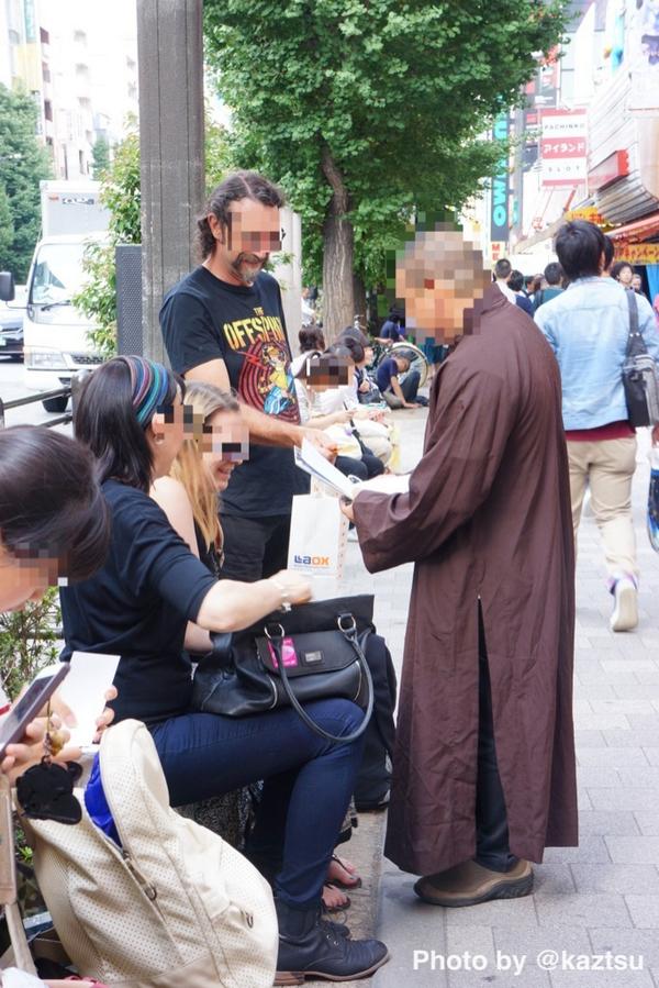 ﾂﾙﾐﾛﾎﾞ 秋葉原 中央通りに偽僧侶 外国人観光客からお金をだまし取ってる Http T Co 8yq6wubdgp