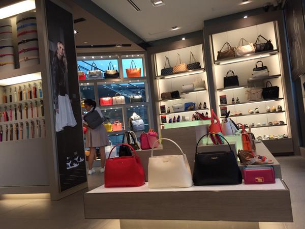 khajochi's tweet image. Charles &amp;amp; Keith คือสวรรค์ของสาวๆ ที่มาเที่ยวสิงคโปร์ ปกติก็ถูกกว่าไทย 20-30% อยู่แล้วแต่ที่ Outlet ลด 50% ทุกคู่ โอ้ว