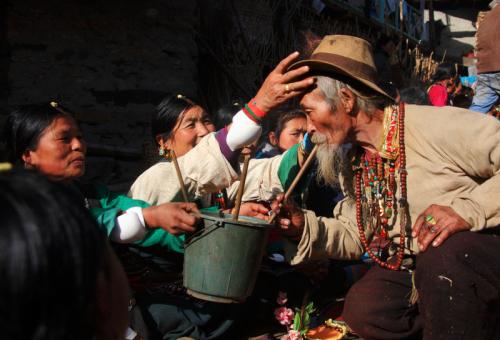 tibetol's tweet photo. Tibetan people in photographers' eyes http://t.co/kjaIWnOdwS http://t.co/KJ5Z4tjDIh