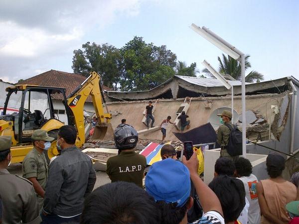 Pembongkaran Toko Modern di Tambaksogra tanpa perlawanan