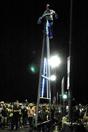 STOOPIDTALL's tweet photo. It's Official! #STOOPIDTALLER, is the tallest rideable bike in the world. #Tallbike #worldrecord #bikela #LA http://t.co/sspbaVoZQb