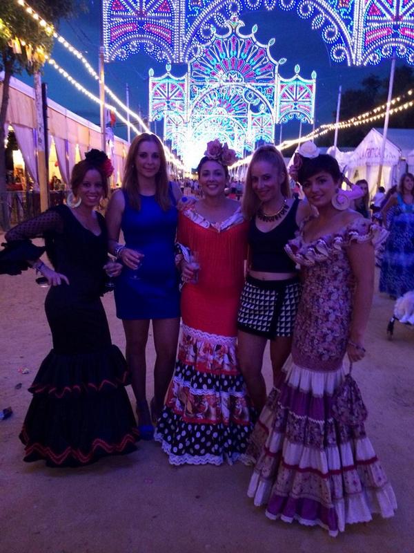 fabiola_hampa's tweet photo. Niñas feriantes @fabiola_hampa @eligollete @Patripavons @miriam_campos1 http://t.co/UC9rmj4ae1