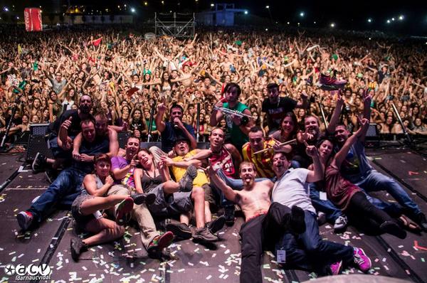 lapegatina's tweet photo. Aqui os pasamos el antes y el después en La Mercè!! RT si estabas allí!! 50.000 personas!! http://t.co/NHVHEC9ESV