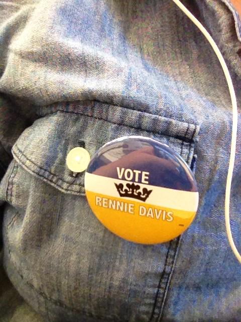 VOTERENNIEDAVIS's tweet photo. S/O to all out there representing with a button, shirt, card, flyer and smile! I appreciate all your support! 💛💙 http://t.co/rd9tvA0fyK