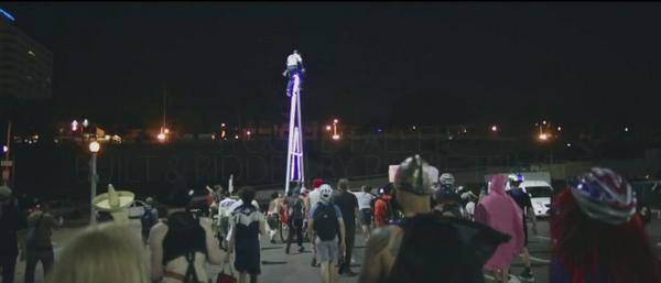 STOOPIDTALL's tweet photo. #STOOPIDTALLER is lit up with 1000 LED lights! #tallbike #worldsrecord #LosAngeles #bikela http://t.co/t8DtydaLYd