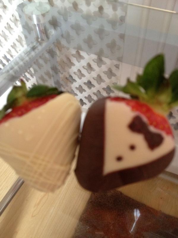 FantasticalF's tweet photo. Bride and groom strawberries #wedding #KPRS #IloveDN #iloves @stlegerwedding @SoniqueFitness @EarlofDoncaster @TraxFM http://t.co/HuH9EeelXT