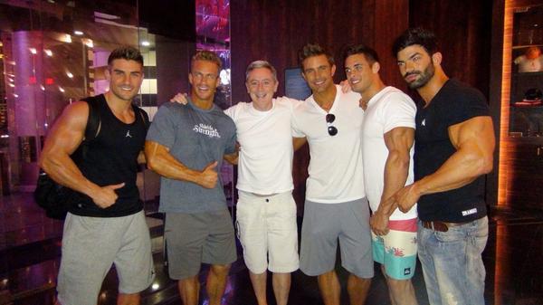 Sergiconstance's tweet photo. Dinner with the crew #vegas #top #fitness #models #belegend http://t.co/twy2lpYQno