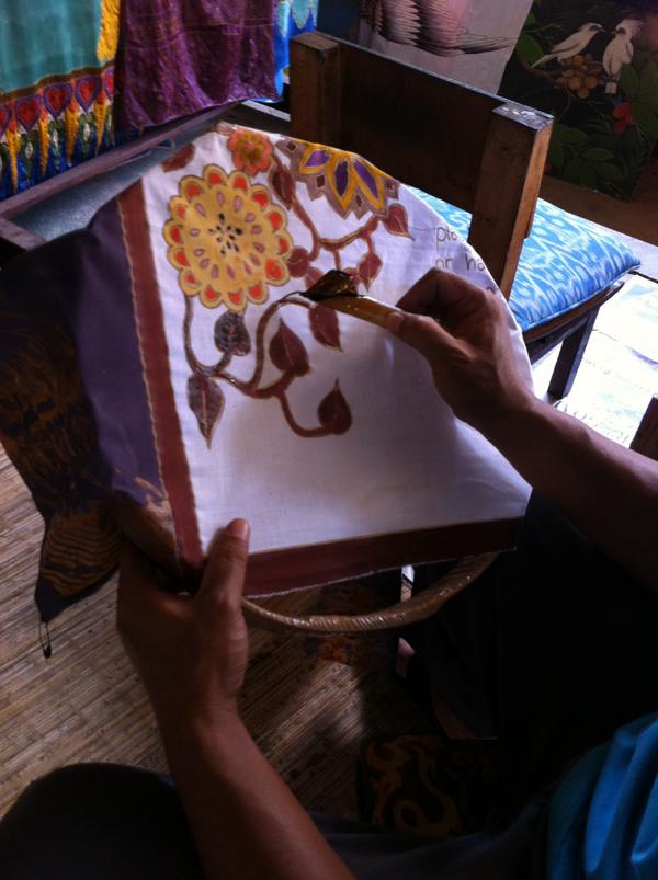 Mulailah mencanting kain diatas pembidang. Posisi canting menengadah ke atas 45° thd kain <a href="/PutraPutriBatik/">Putra Putri Batik</a> #PPBN2014