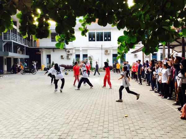 Cingulum2014's tweet photo. Pertandingan futsal putri antara @Cingulum2014 vs @cementum13 !!! Go semangat cingulum!!! #SL2014 http://t.co/SlXZMgRnXh