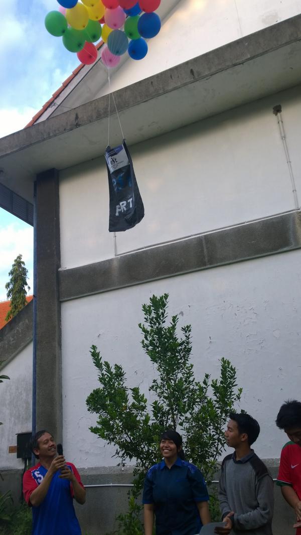 HIMATEKTRO_ITS's tweet image. Pelepasan balon sebagai tanda #EST4 telah dibuka