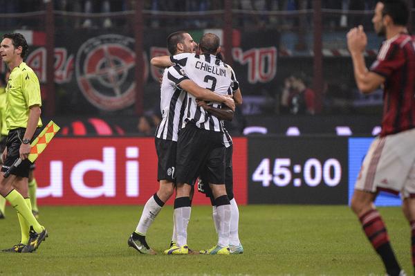 bonucci_leo19's tweet photo. L'abbraccio a fine partita con @chiellini e @Asabob20 #MilanJuventus http://t.co/rsOGQlwc04