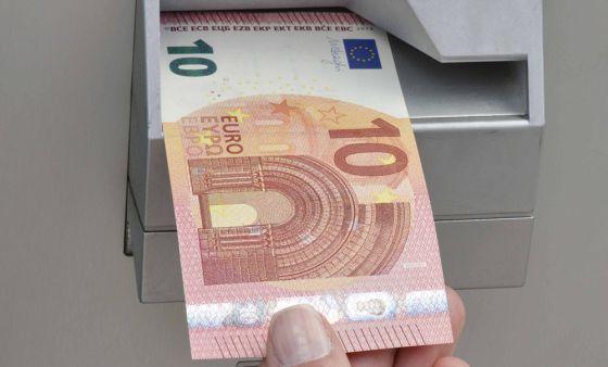 elpais_economia's tweet photo. El nuevo billete de 10 euros entra en circulación este martes. Estos son los cambios  → http://t.co/3VltHbMLRd http://t.co/BjxCCl5SO0