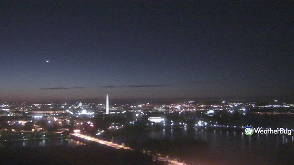 JacquiJerasTV's tweet photo. Well Hello crescent moon! Temp dropped down to 67 now. #stilldropping #dcwx http://t.co/oTw5NB6HHD