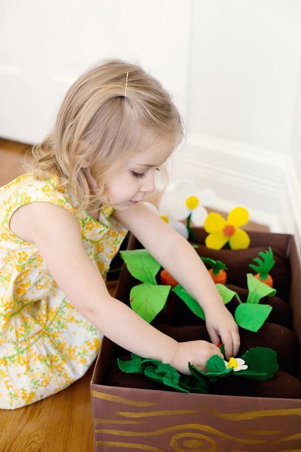HENRILEWORM's tweet photo. Ooh la la - this #DIY Plantable Felt Box is a great way to keep your little gardeners happy! http://t.co/yLQ8eu1NQm http://t.co/j7xwnsAWlp