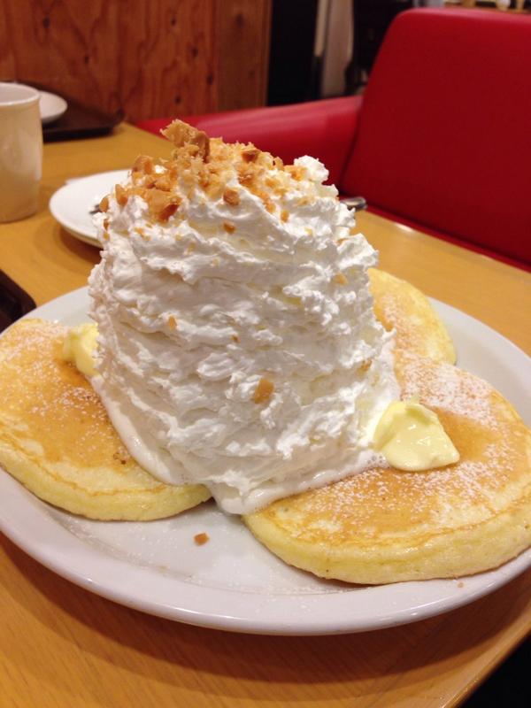 ま ゆ 北海道限定店舗の フルーツケーキ ファクトリー にて パンケーキ ホイップクリームとマカダミアナッツヾ ﾉ さすがに1人で全部食べれないので 友達と半分こしました 笑 Http T Co Zmxnkdlav6 Twitter