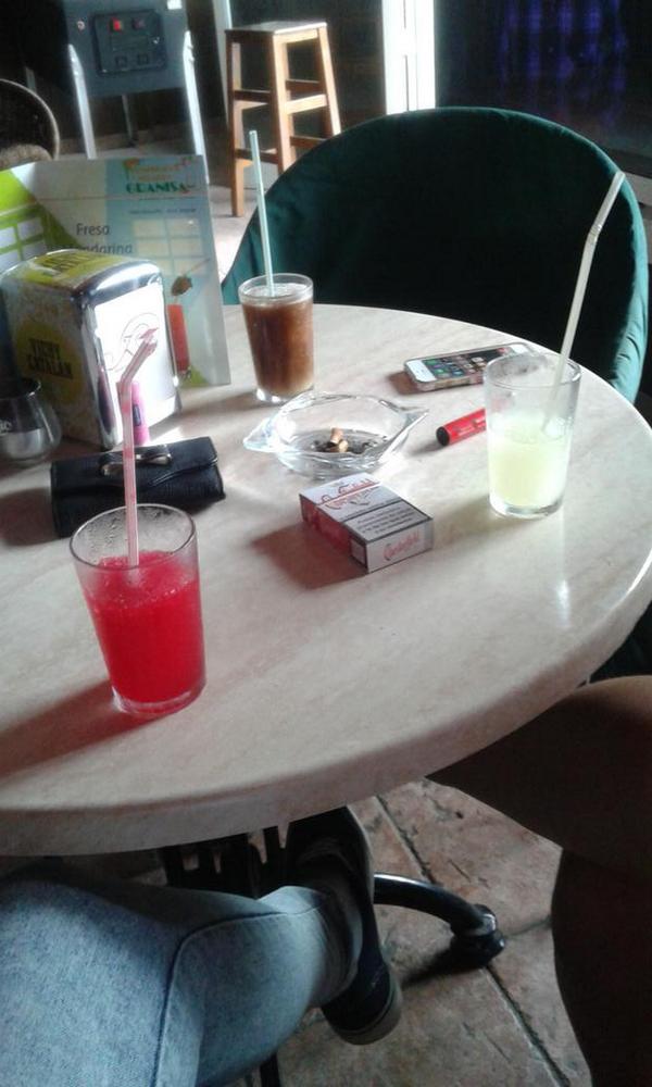 MariLlanos8's tweet photo. Las desoficiadas en reunion jajaja #YaQuedaPoco #Miercoles @cortadoruiz1 @07Pealver http://t.co/fbN37Nm3HD