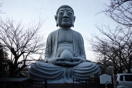 butsuzobot's tweet photo. 布袋の大仏：愛知県にある住居一体型大仏。1949年、きゅう師を営んでいた前田秀信が夢告により造立を決断。独力で造像を進め、5年後に完成した。大仏の後ろには大佛治療院という治療院が併設営業し、大仏と建物は完全に一体となり人が住んでいる。 https://t.co/dwg5oRM0lf