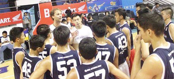 kumpul dulu dapet pengarahan dari Mark Heron dari WBA trainer dan <a href="/jerrylolowang/">Jerry Lolowang</a> #HondaDBLCamp