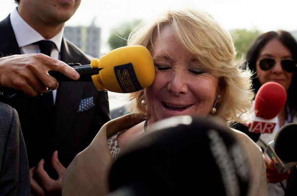 HNueve's tweet photo. Esperanza Aguirre, los micrófonos. http://t.co/LUXmw1pHZK