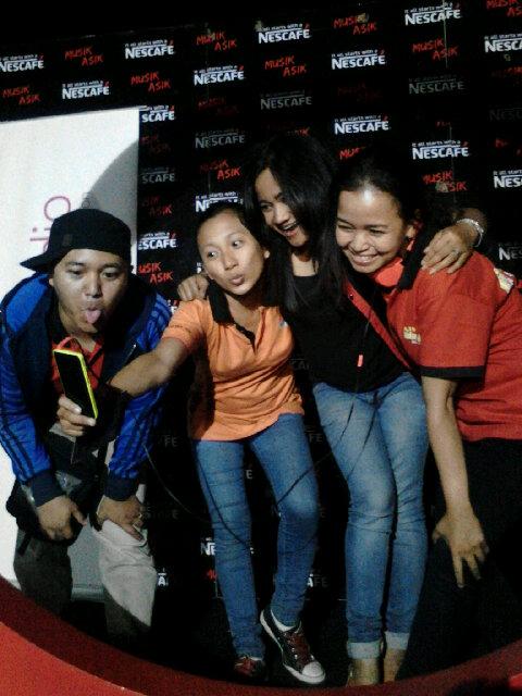 Gue lagi di nescafe#musikasik.dengerin#mixradio gue yuk.