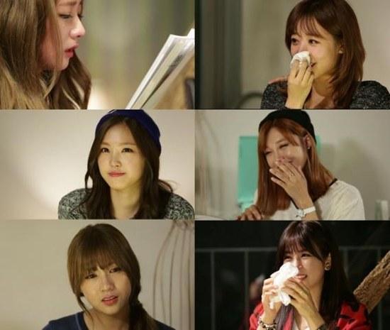 relationship441's tweet photo. #ApinkShowtime วันพฤหัสนี้เตรียมกระดาษ
ทิชชูไว้ได้เลย ขนาดสต๊าฟยังร้องไห้ไปกับ
มิตรภาพที่รักกันของสาวๆเลย รอชมกันนะ http://t.co/JmVtBnKsrv