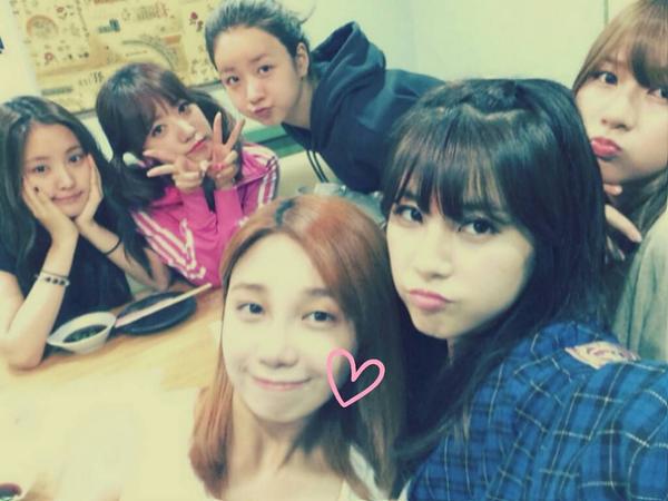 relationship441's tweet photo. #ApinkShowtime วันพฤหัสนี้เตรียมกระดาษ
ทิชชูไว้ได้เลย ขนาดสต๊าฟยังร้องไห้ไปกับ
มิตรภาพที่รักกันของสาวๆเลย รอชมกันนะ http://t.co/JmVtBnKsrv
