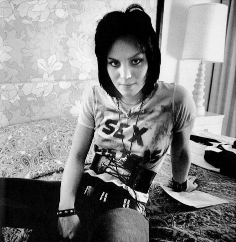 Bueno, vamos a animarnos un poco.
¡¡Happy Birthday, Joan Jett !!
I Love RocknRoll !! 