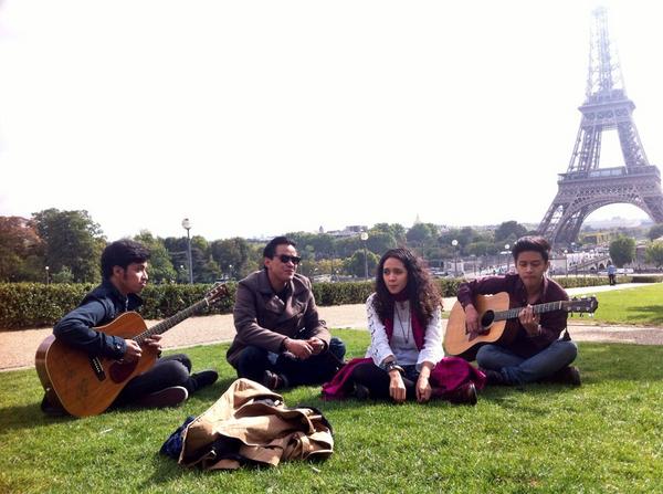 Bonjour! We're at Eiffel Tower 🇫🇷