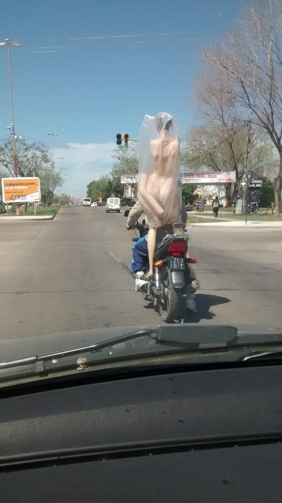 jakempfer's tweet photo. Hay gente que no tiene problemas y saca a pasear la muñeca http://t.co/y3R8yzMkSb