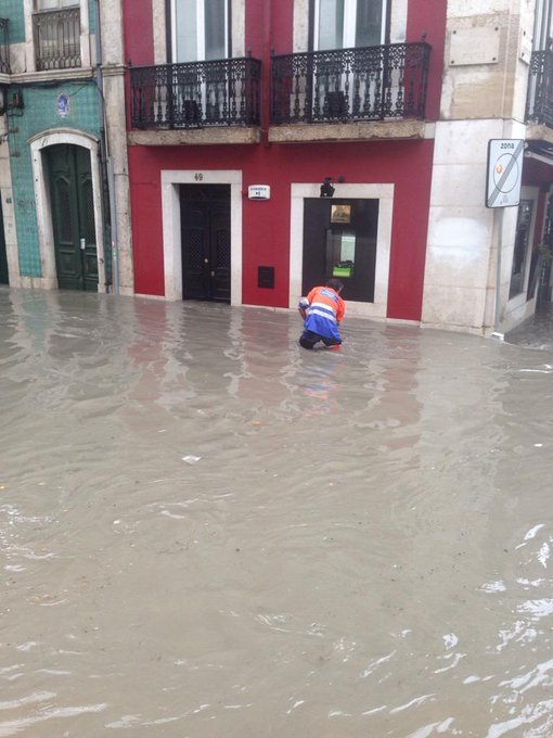 Des inondations sèment le chaos à Lisbonne ByJYiTyIUAAqOMo
