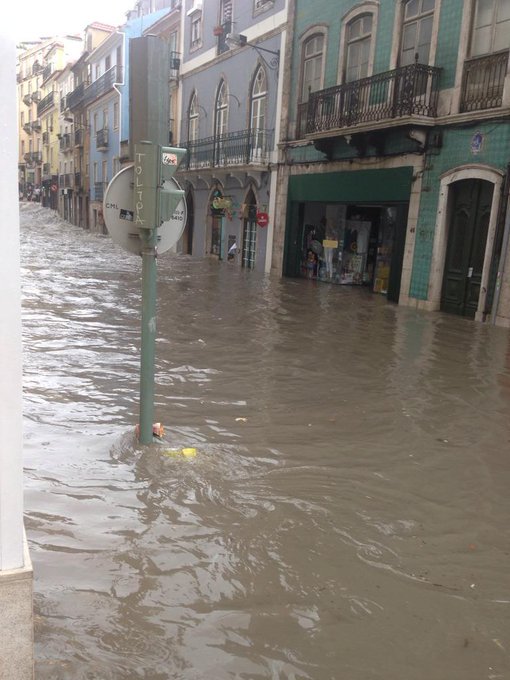 Des inondations sèment le chaos à Lisbonne ByJYjMuCEAEwSNn