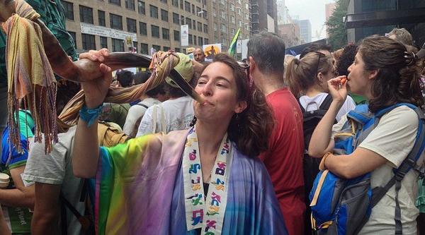 kosherlikeme's tweet image. Shofar blasts urge wake-up call at Climate Change March via @jdforward #NYC #climatemarch #ClimateChange