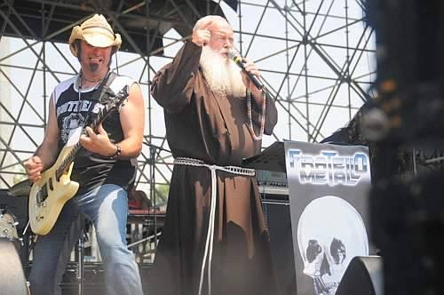 #xtremeinfo Fratello Metallo adalah band metal dengan vokalis seorang pastor yang bernama Frate Cesare Bonizzi