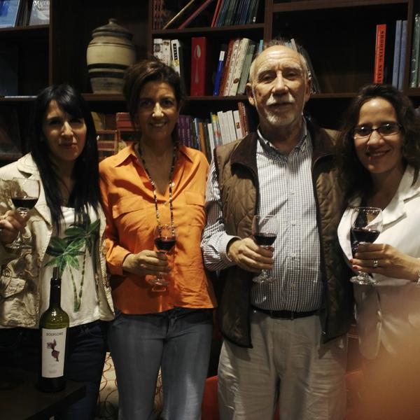 El pasado sábado, tomamos buen vino y escuchamos buena música , gracias @ ANTÜ espacio de lectura!!