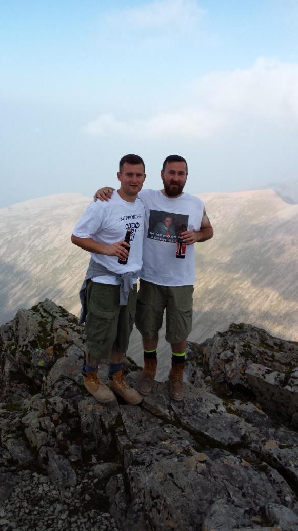 JRHC88's tweet photo. Me and @joeypaisley at the top of #BenNevis hard goin but done in a decent time. Good cause for Tony👍 #AccordHospice http://t.co/7N6hmiVBV6