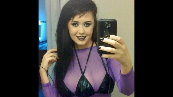 LaSandino's tweet image. #DeLoco: Mujer se opera y se pone otro ceno, es la primera mujer con tres pechos.