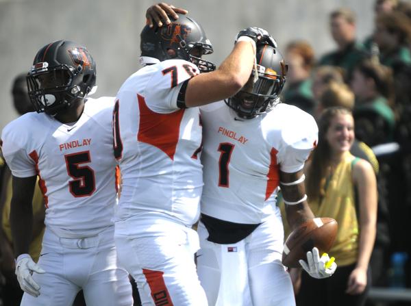 FindlayOilers's tweet photo. Oilers FB team makes their way into the national rankings. They are ranked #25 this week! @UFOilersFB @Oilersonair http://t.co/h1SiUuYBgR